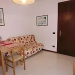Feel At In With Fenced Garden Daire